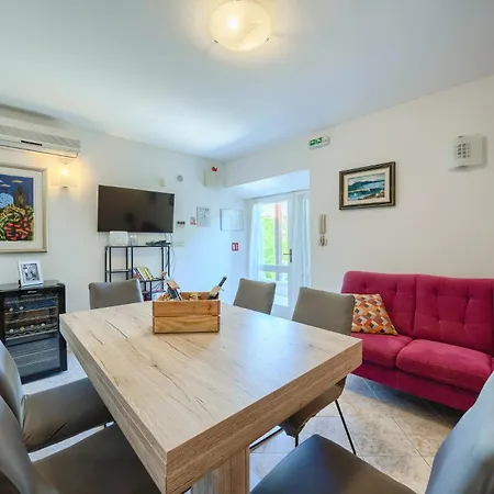 Villa Bonaca Perfect Location For A With Friends Or Family, Heated Pool