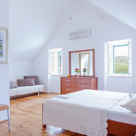 Bonaca - Heated Pool, Harbour Views & Steps To Sea I Sumartin, Brac
