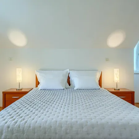 Bonaca - Heated Pool, Harbour Views & Steps To Sea I Sumartin, Brac Sumartin