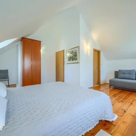 Bonaca - Heated Pool, Harbour Views & Steps To Sea I Sumartin, Brac