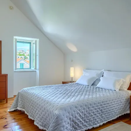 Bonaca - Heated Pool, Harbour Views & Steps To Sea I Sumartin, Brac Villa