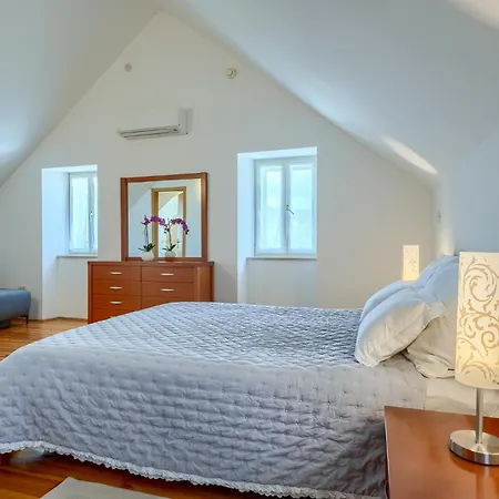 Bonaca - Heated Pool, Harbour Views & Steps To Sea I Sumartin, Brac