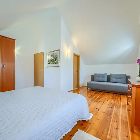 Bonaca - Heated Pool, Harbour Views & Steps To Sea I Sumartin, Brac *