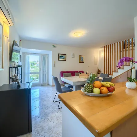 Bonaca - Heated Pool, Harbour Views & Steps To Sea I Sumartin, Brac Villa *