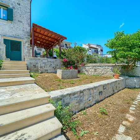 Bonaca - Heated Pool, Harbour Views & Steps To Sea I Sumartin, Brac