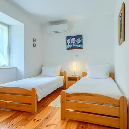 Bonaca - Heated Pool, Harbour Views & Steps To Sea I Sumartin, Brac *